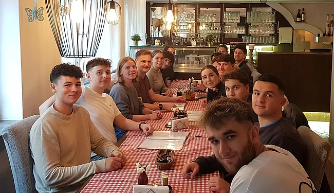 Gemeinsames Pizzaessen der neuen Studierenden